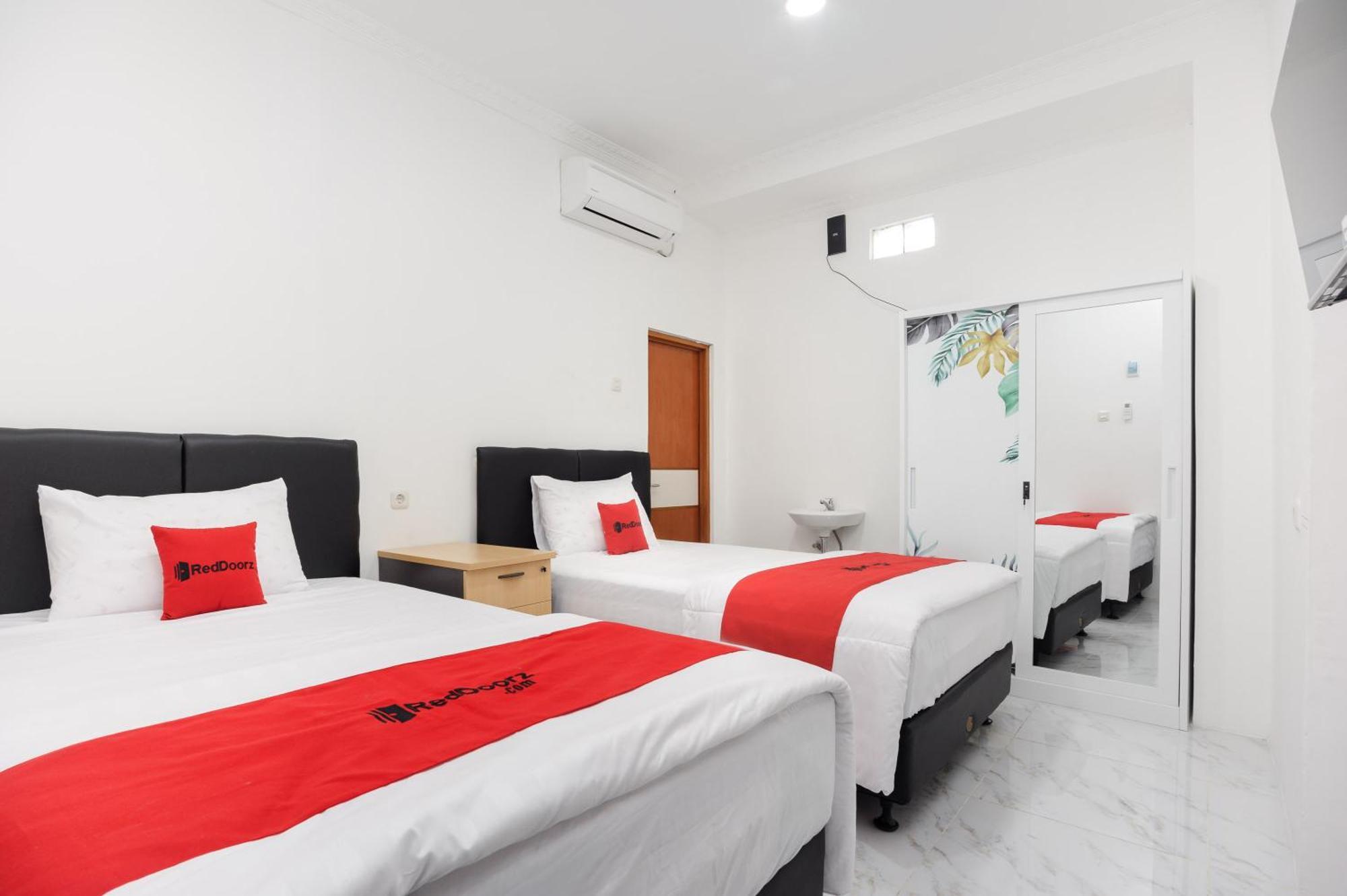 Reddoorz Syariah @ Sakura Hotel Jatiwaringin Bekasi Exterior foto