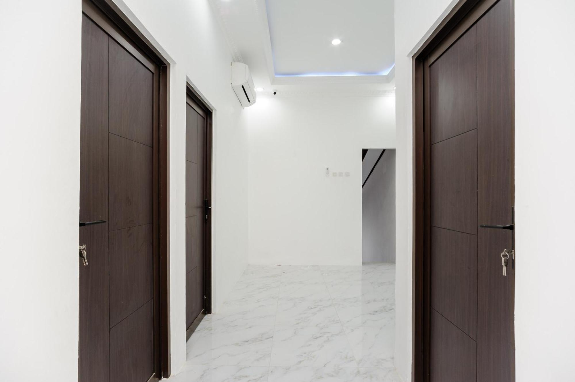 Reddoorz Syariah @ Sakura Hotel Jatiwaringin Bekasi Exterior foto
