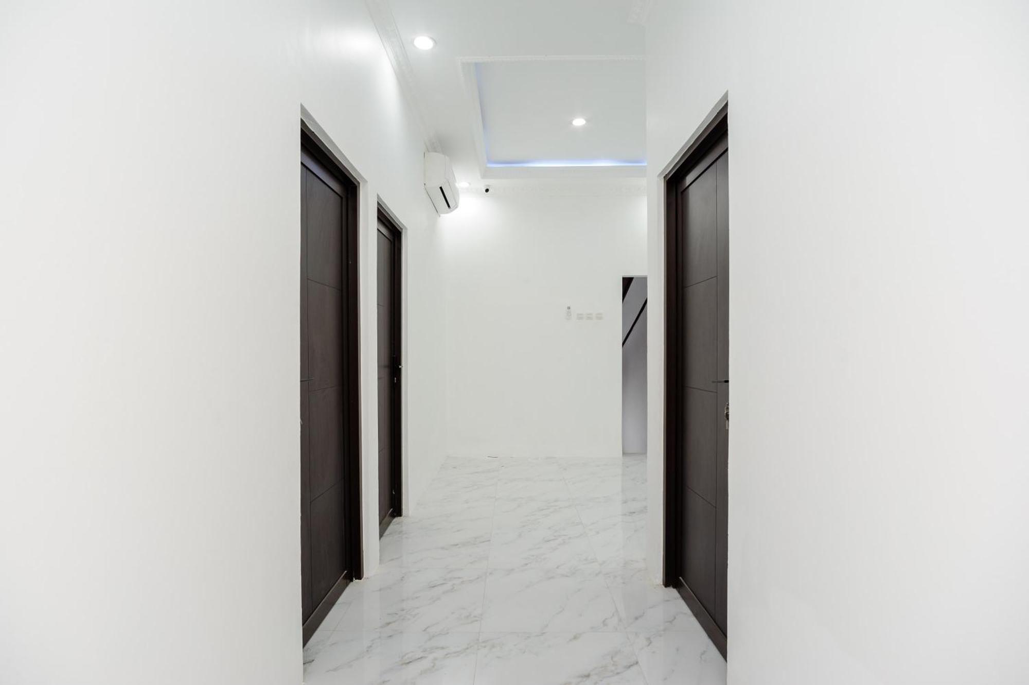 Reddoorz Syariah @ Sakura Hotel Jatiwaringin Bekasi Exterior foto