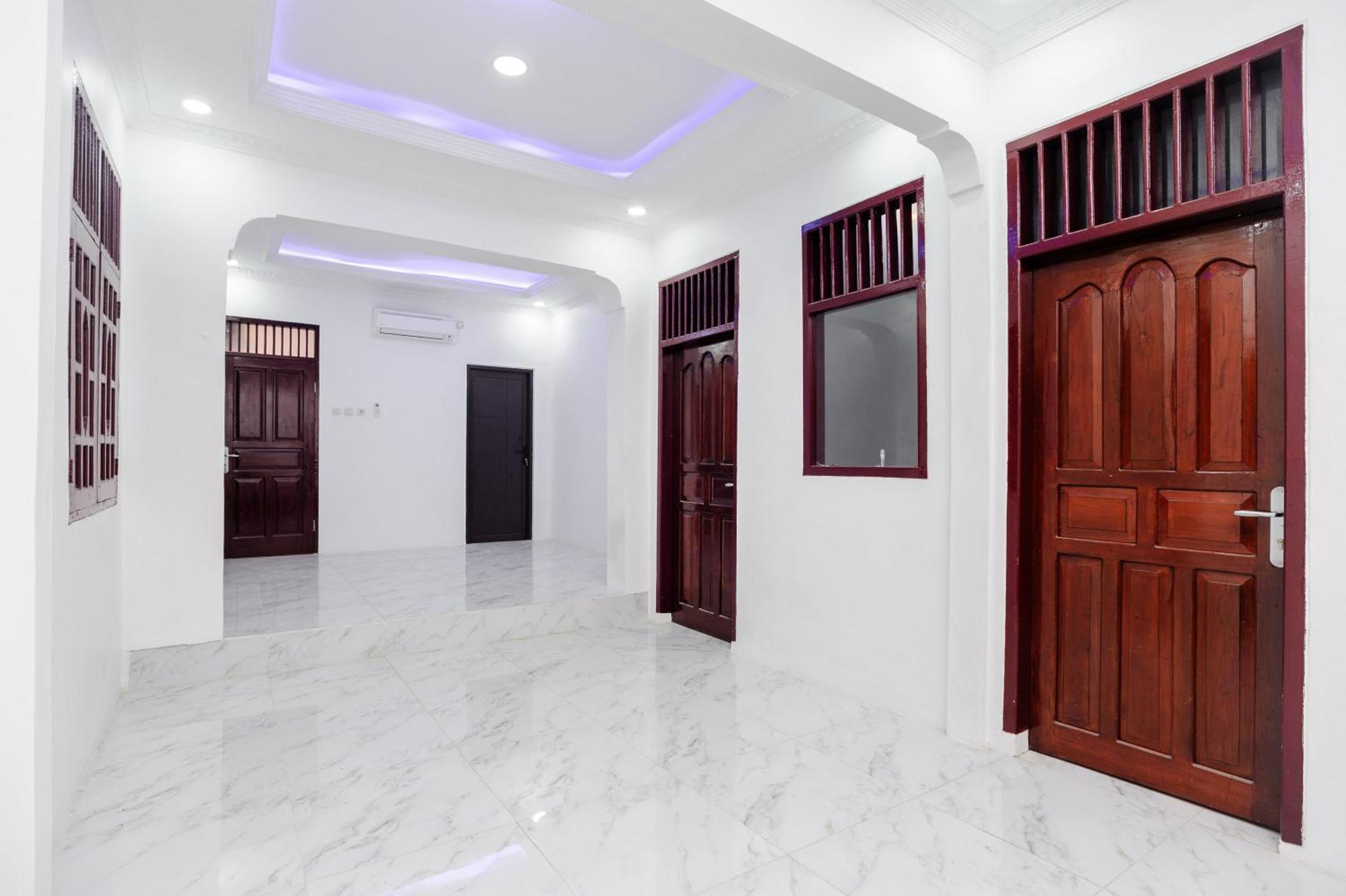 Reddoorz Syariah @ Sakura Hotel Jatiwaringin Bekasi Exterior foto